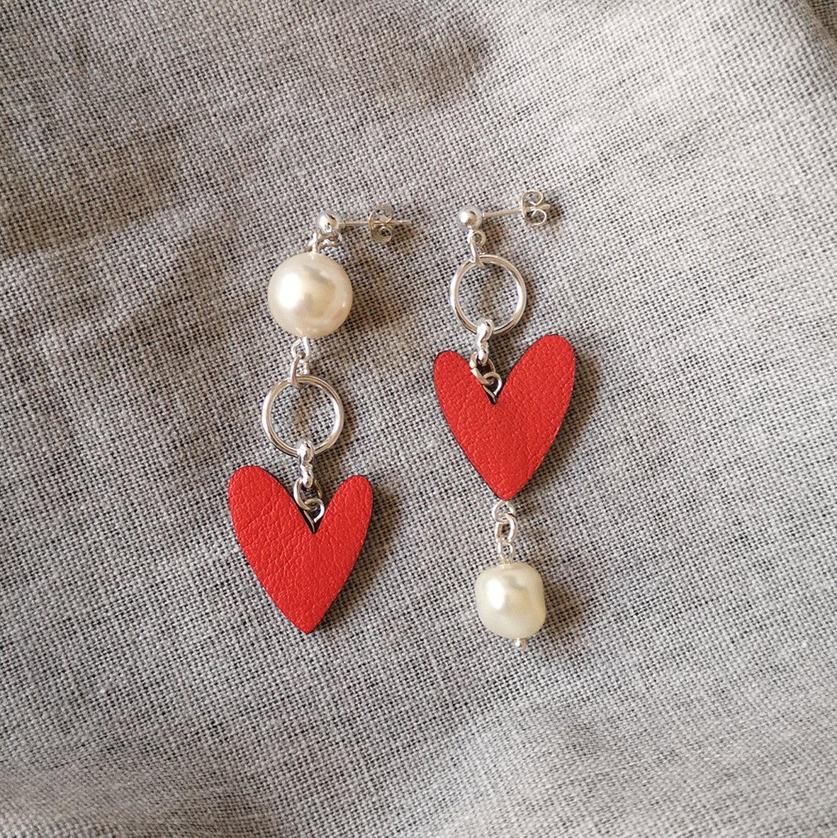 Asymmetric sales heart earrings